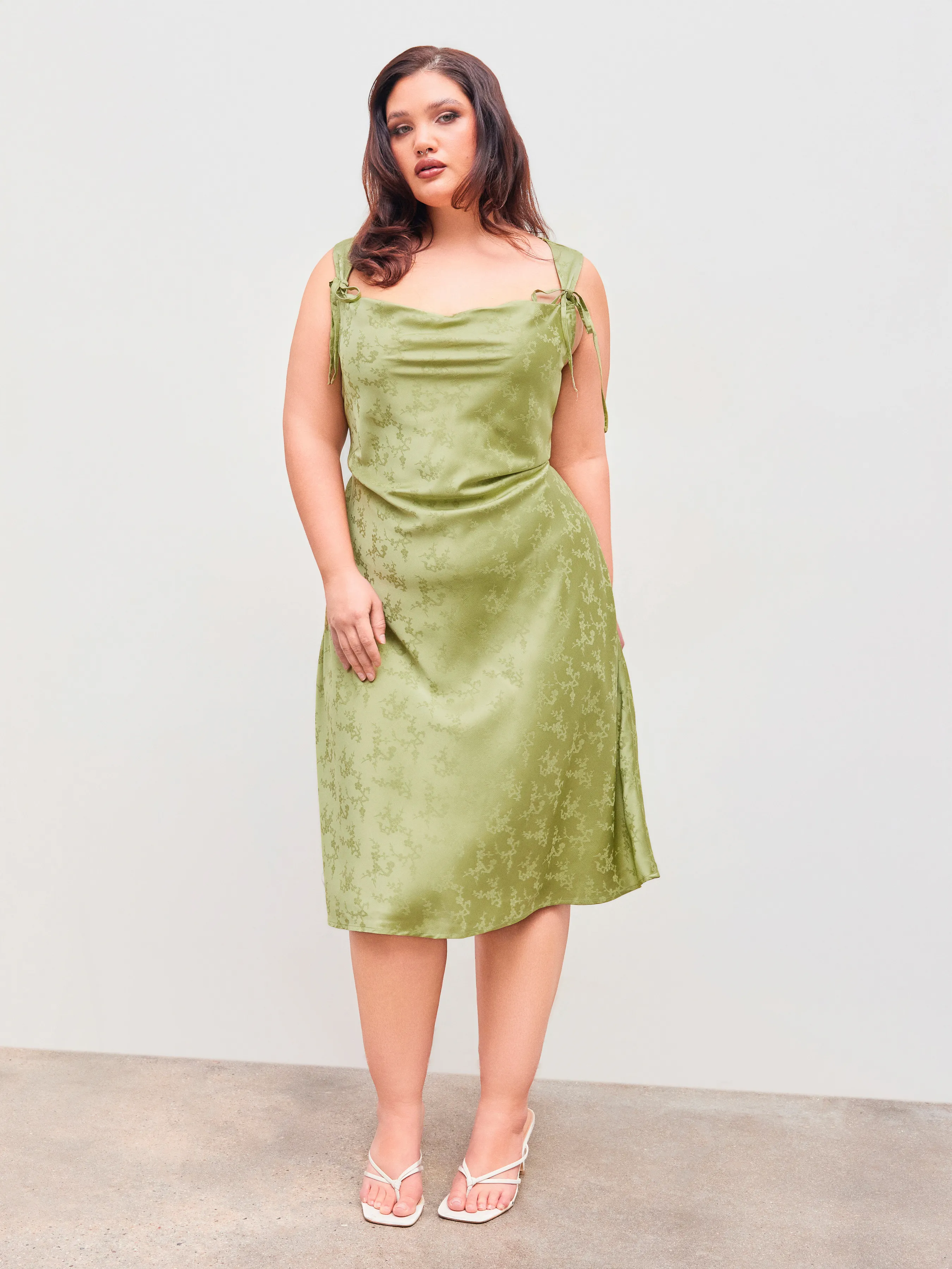 Vestido Midi Satinado con Cuello Drapeado y Nudo Floral Curvy