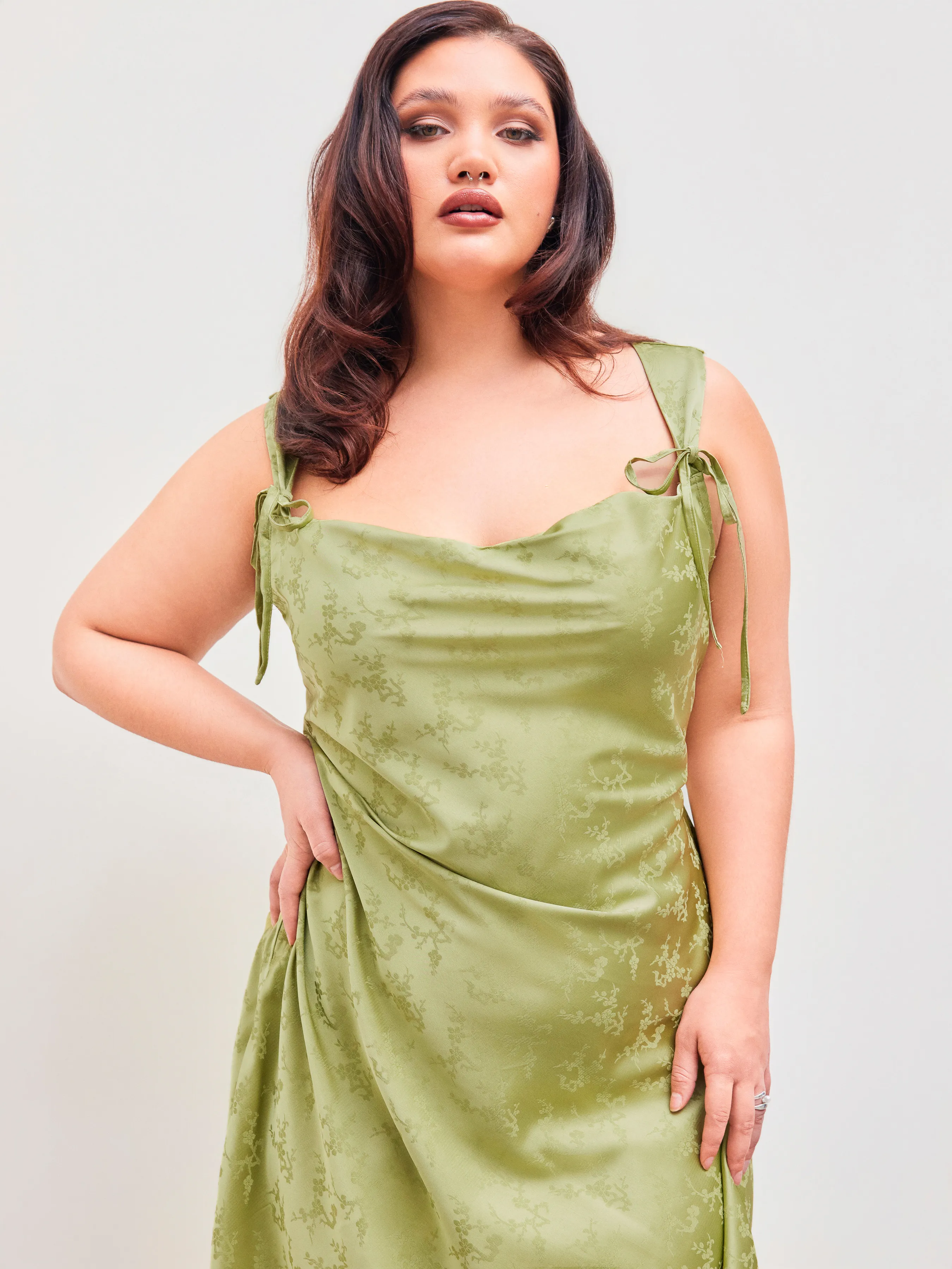 Vestido Midi Satinado con Cuello Drapeado y Nudo Floral Curvy