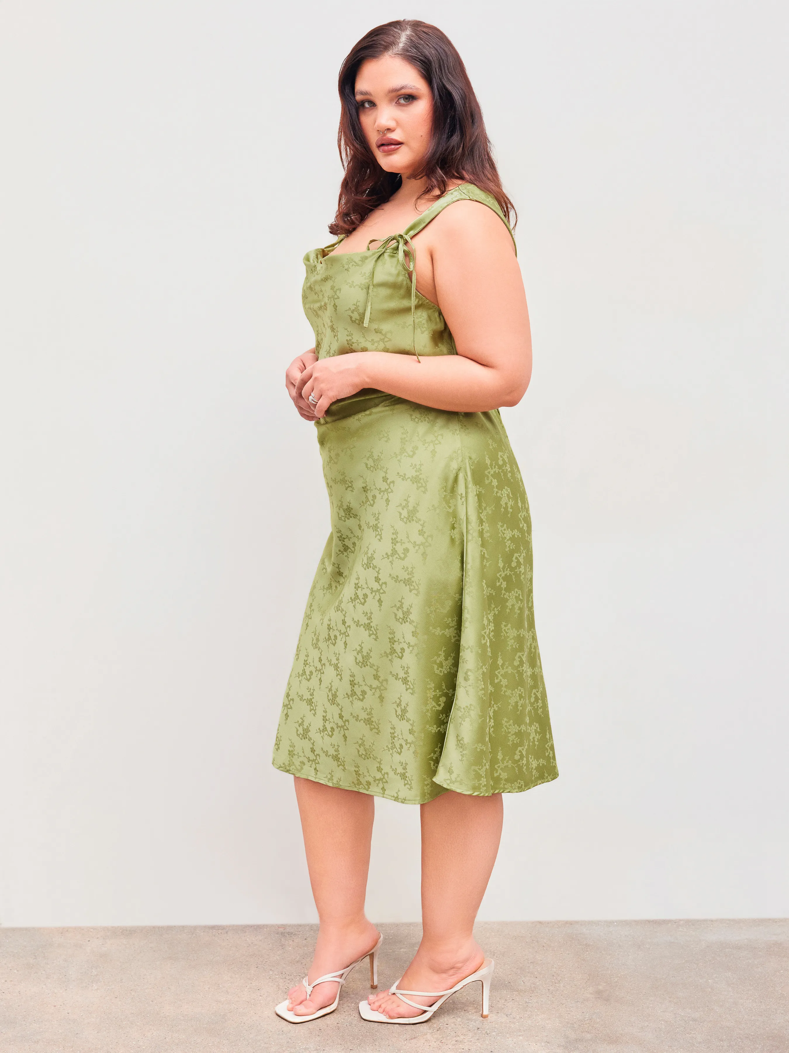 Vestido Midi Satinado con Cuello Drapeado y Nudo Floral Curvy