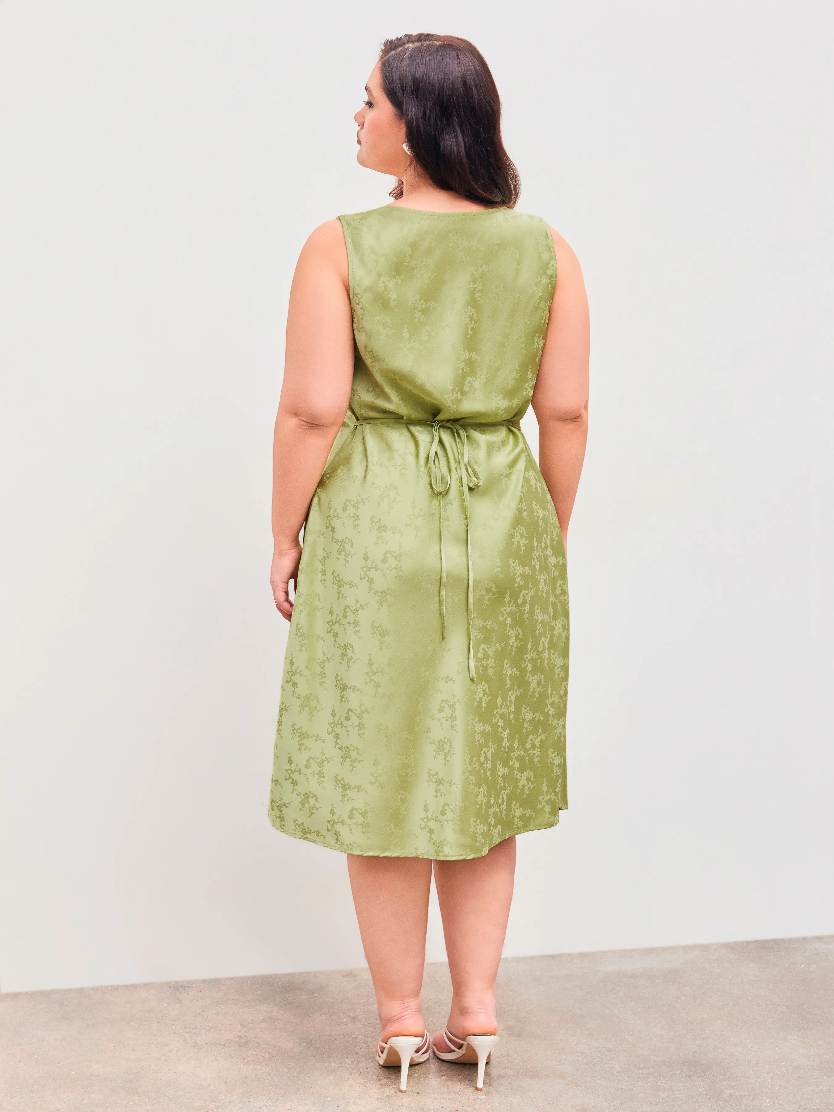 Vestido Midi Satinado con Cuello Drapeado y Nudo Floral Curvy