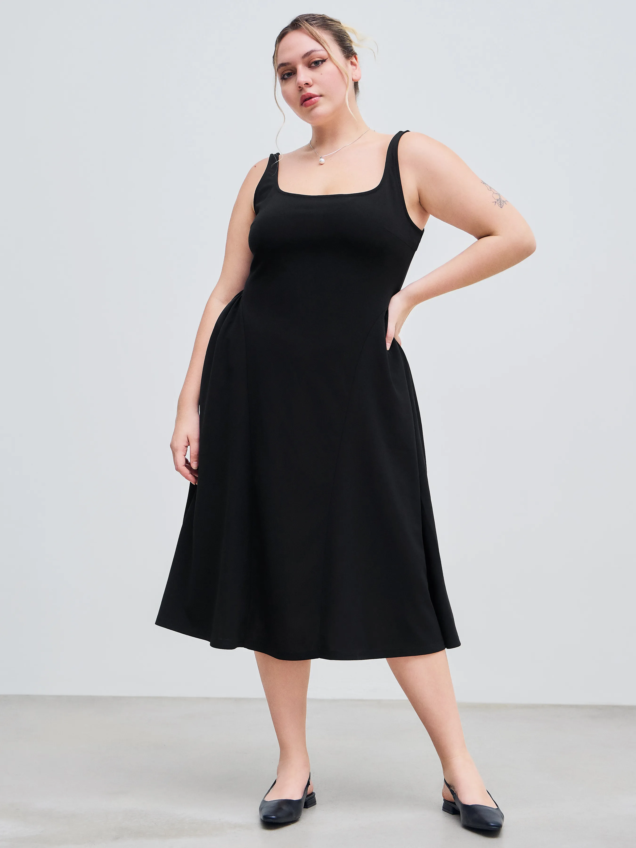 Vestido Midi Tejido de Cuello Cuadrado Unicolor con Volantes Curvy
