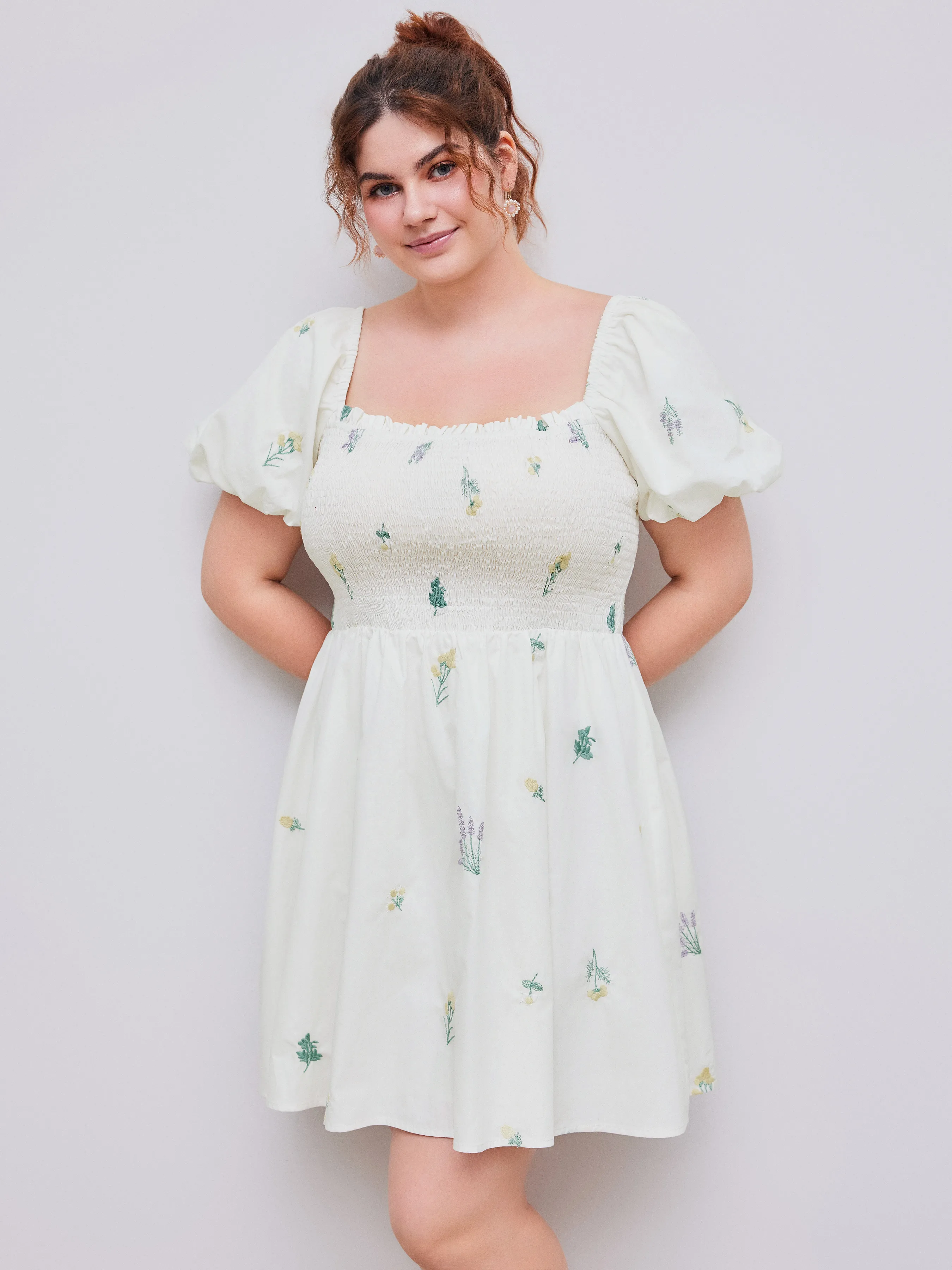 Vestido Mini de Manga Abullonada con Bordado Floral y Cuello Cuadrado Curvy