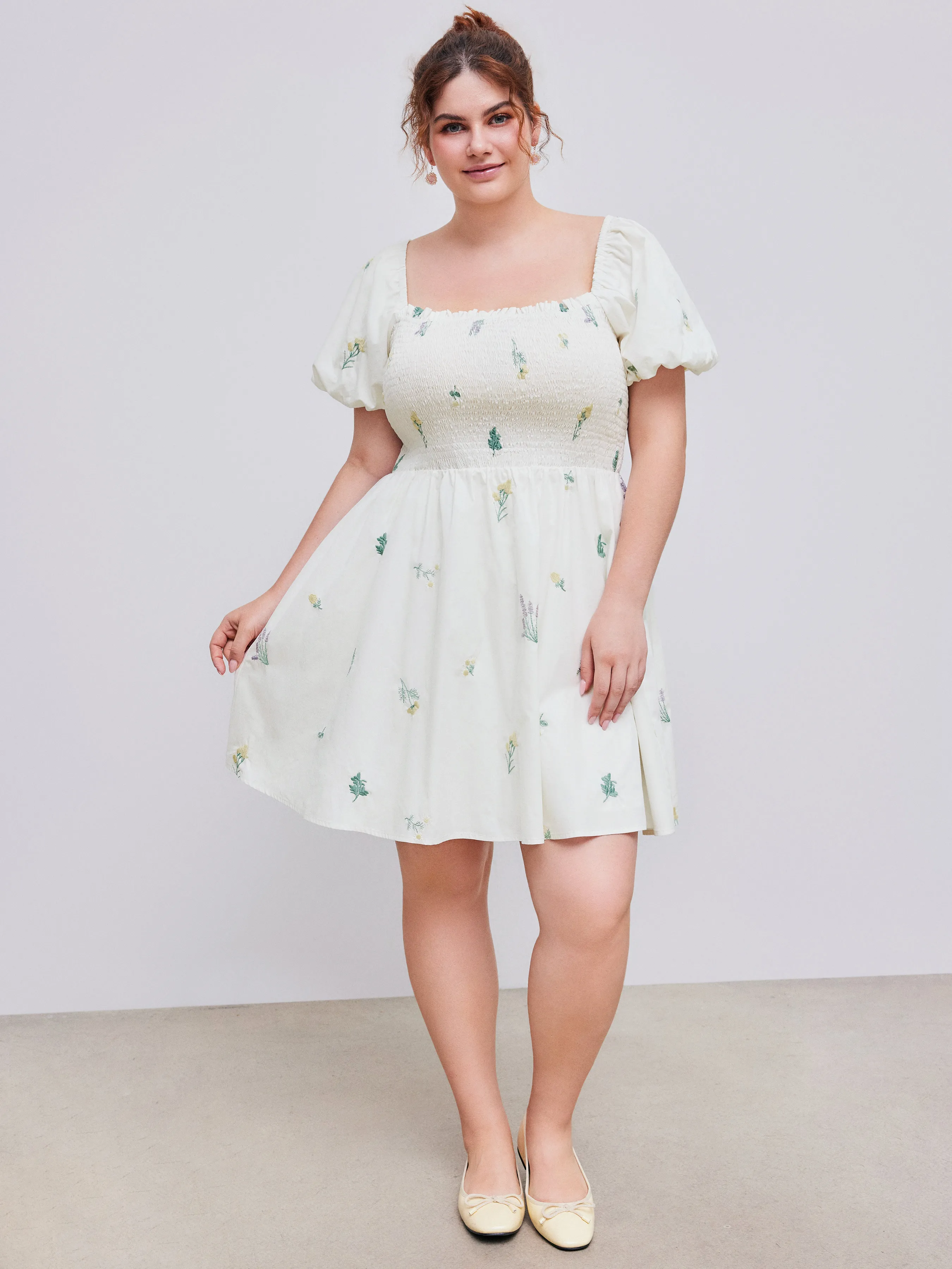 Vestido Mini de Manga Abullonada con Bordado Floral y Cuello Cuadrado Curvy