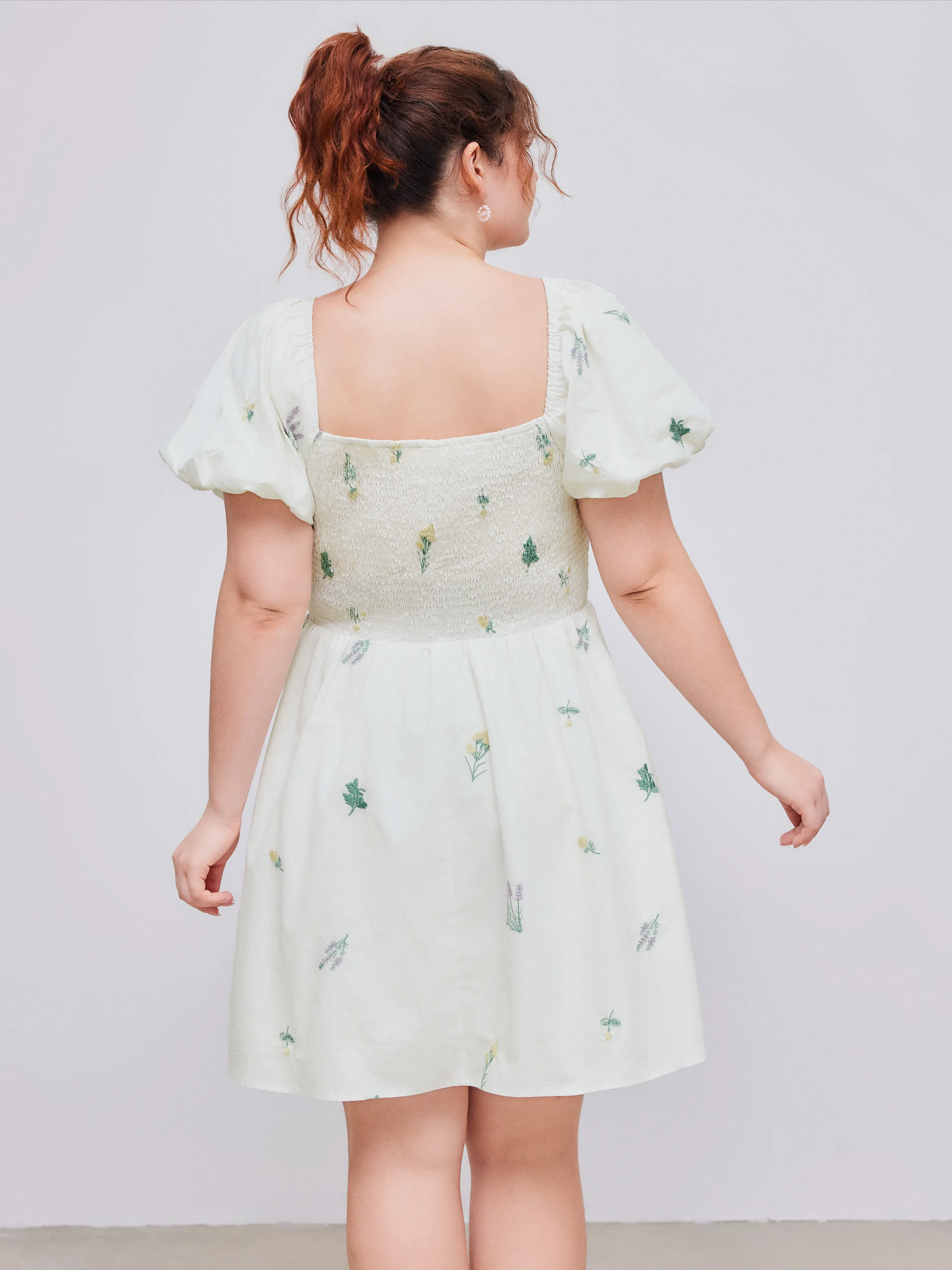 Vestido Mini de Manga Abullonada con Bordado Floral y Cuello Cuadrado Curvy
