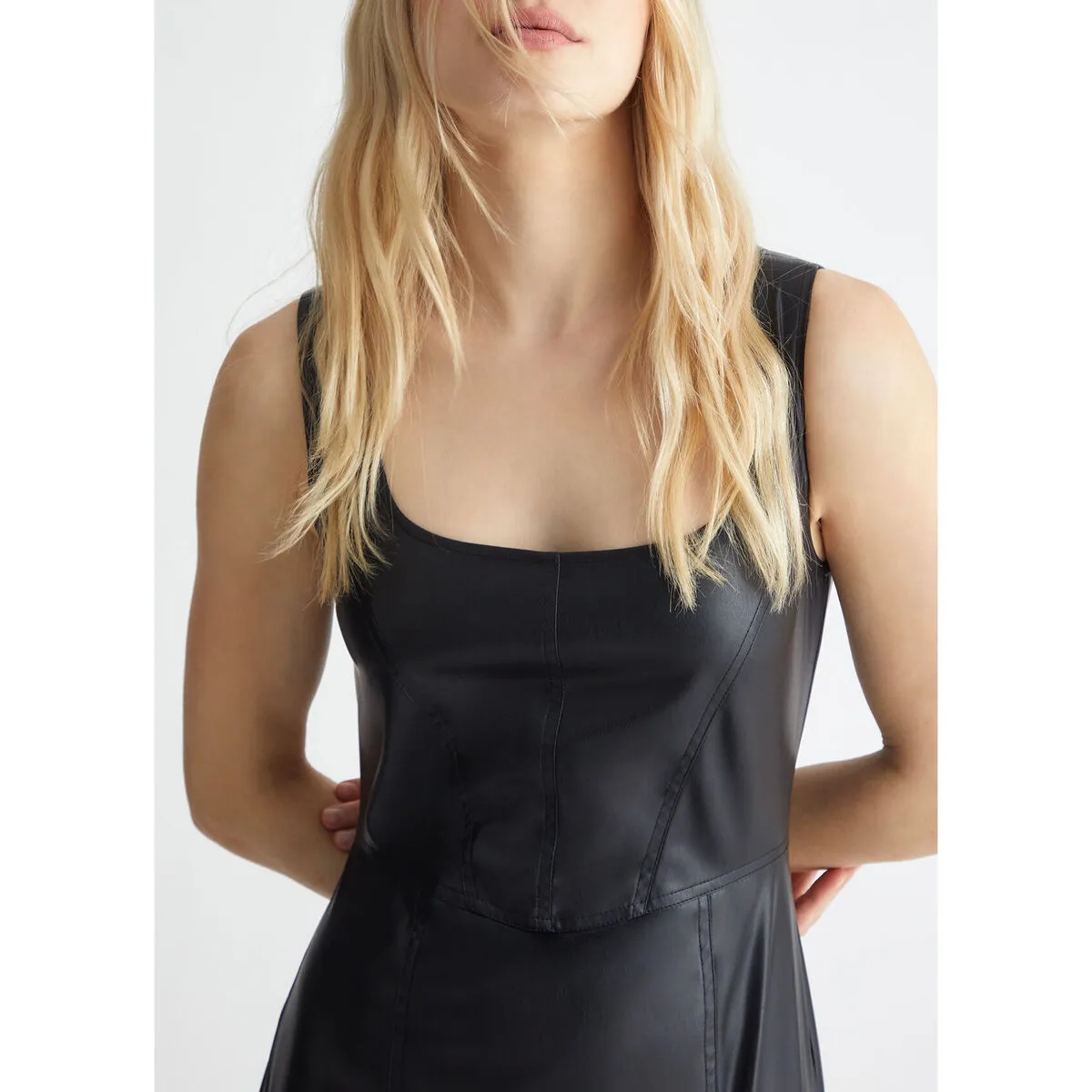 Vestido negro de tejido revestido