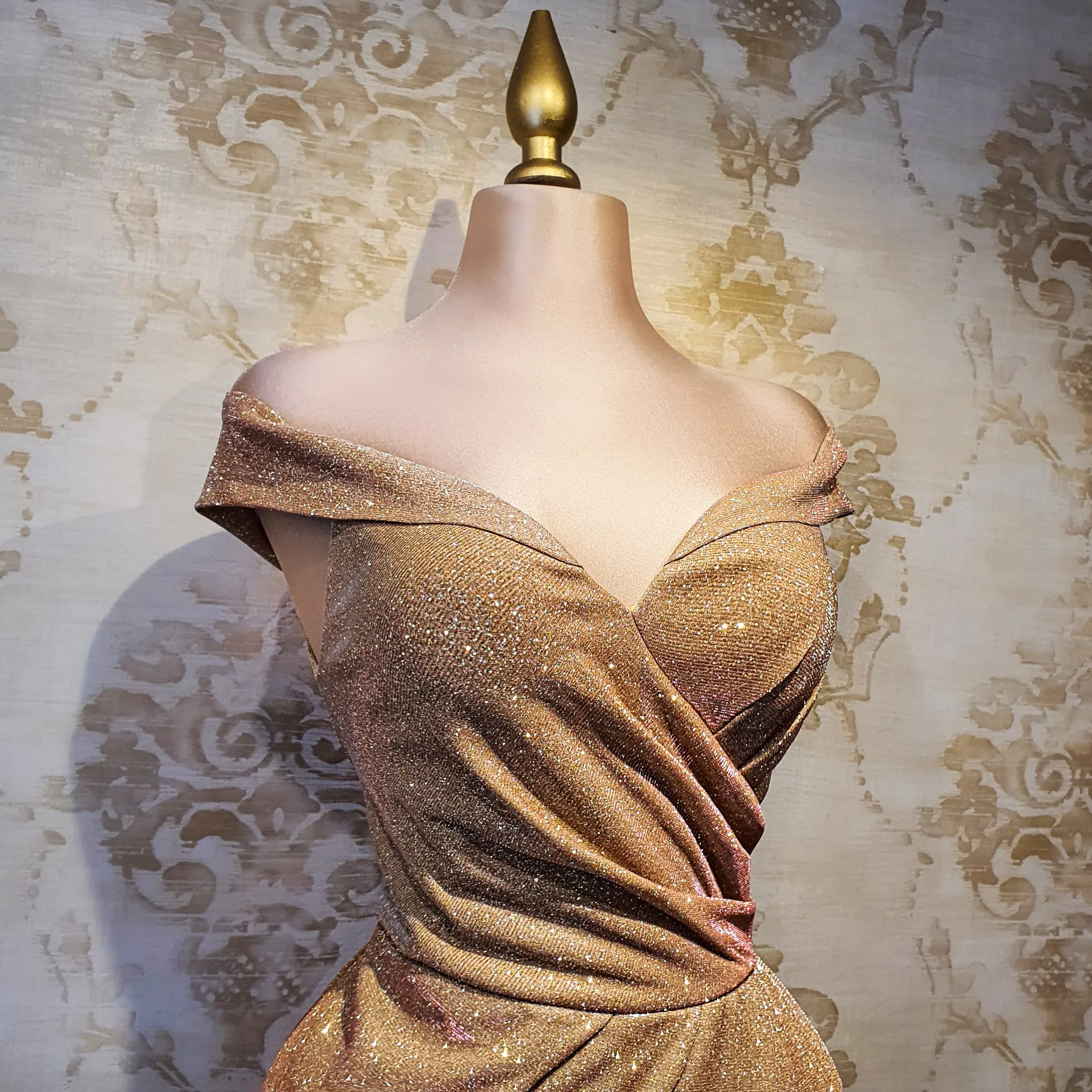 Vestido Oro Largo Sin Hombros Brillante De Noche