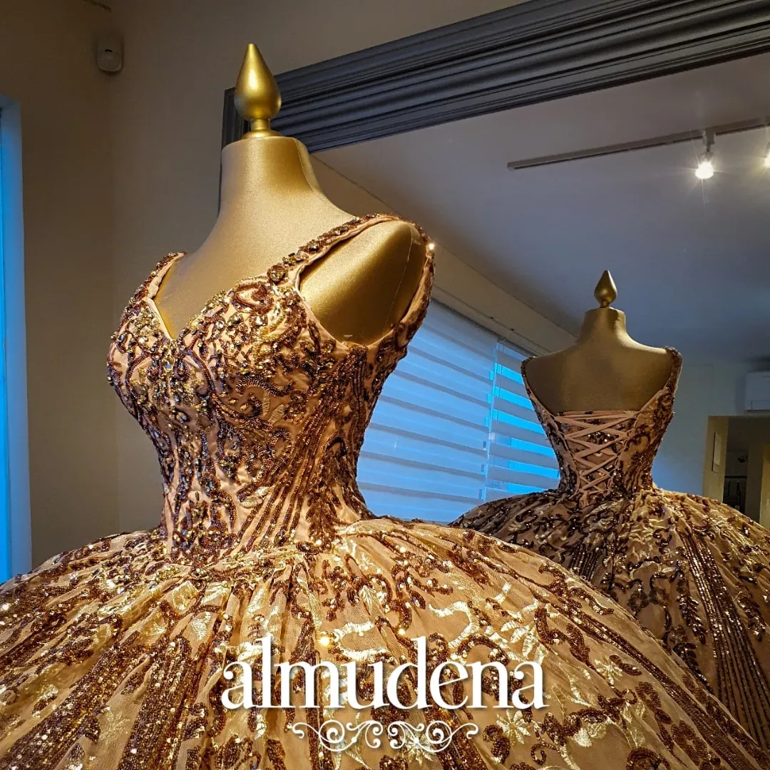 Vestido para Quinceañera Rose Gold con Brillos y Capa