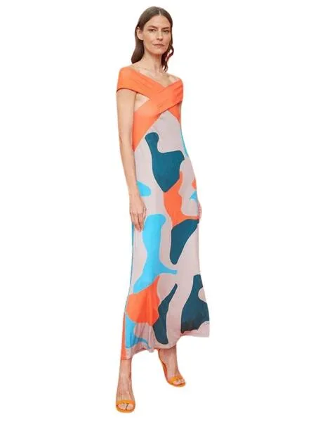 Vestido sin mangas cruzado de Mercedes de Miguel: elegancia contemporánea.