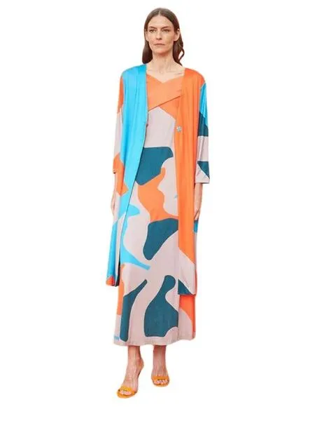 Vestido sin mangas cruzado de Mercedes de Miguel: elegancia contemporánea.