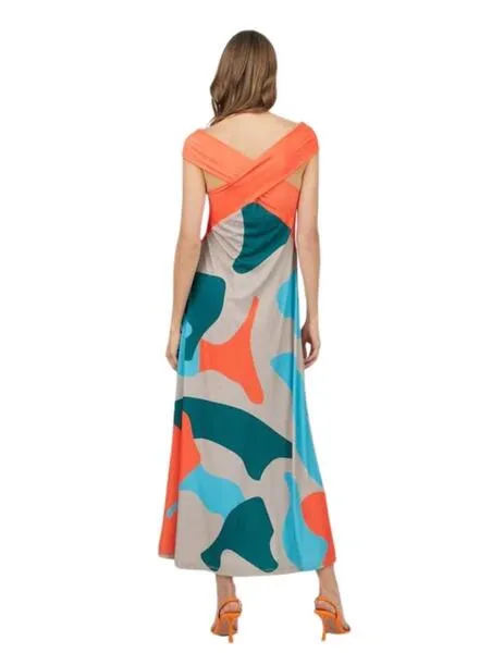 Vestido sin mangas cruzado de Mercedes de Miguel: elegancia contemporánea.